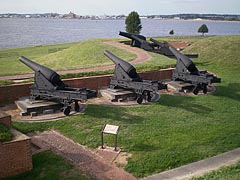 [photo, Cannons at Fort McHenry, Baltimore, Maryland]